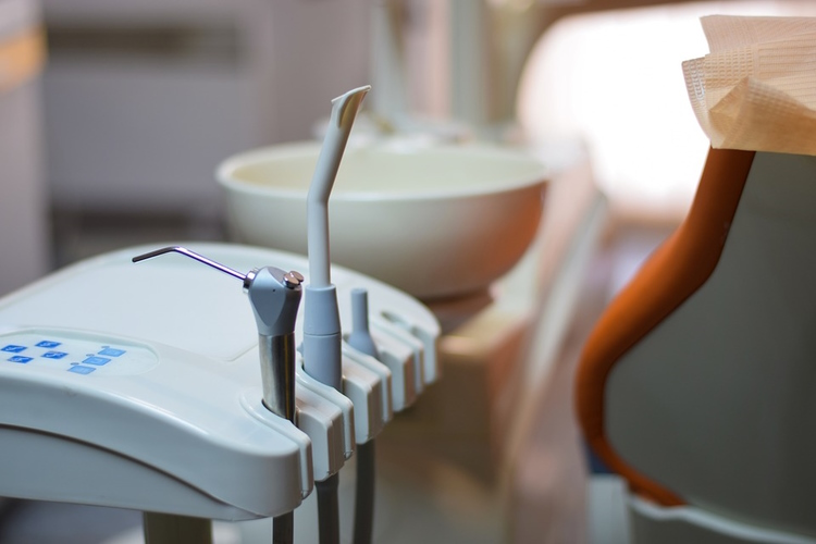 Eine professionelle Zahnreinigung (PZR) unterstützt langfristig Ihre Zahngesundheit. 